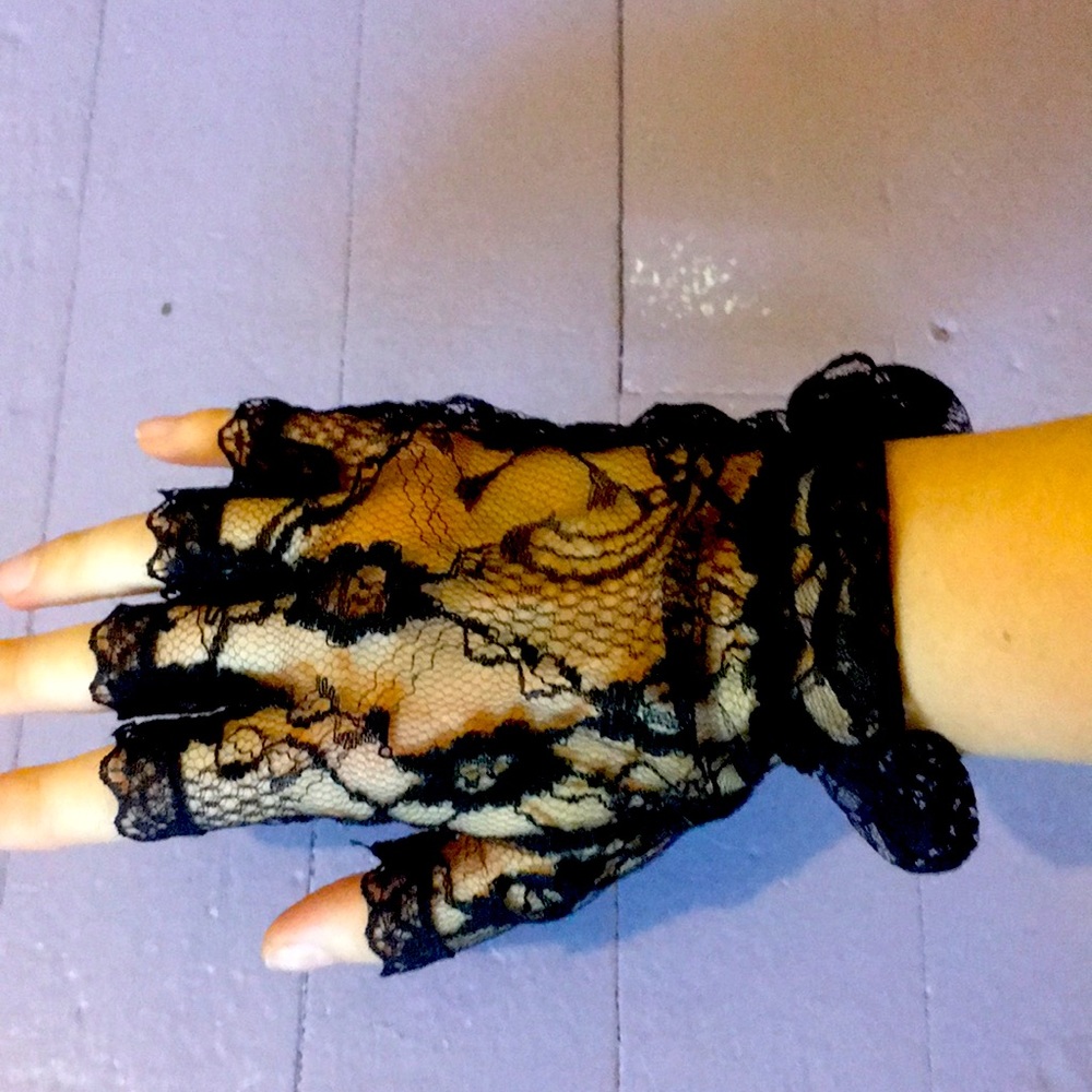 Lace fingerless gloves